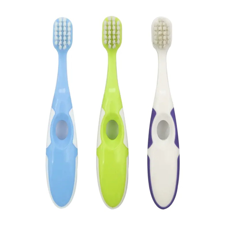 Spazzolino da denti Brush Baby: scelta di setole, dimensioni della testina e manico sicuri per i bambini